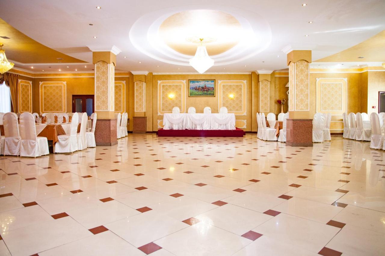 Karagandy Ak Samal Hotel מראה חיצוני תמונה